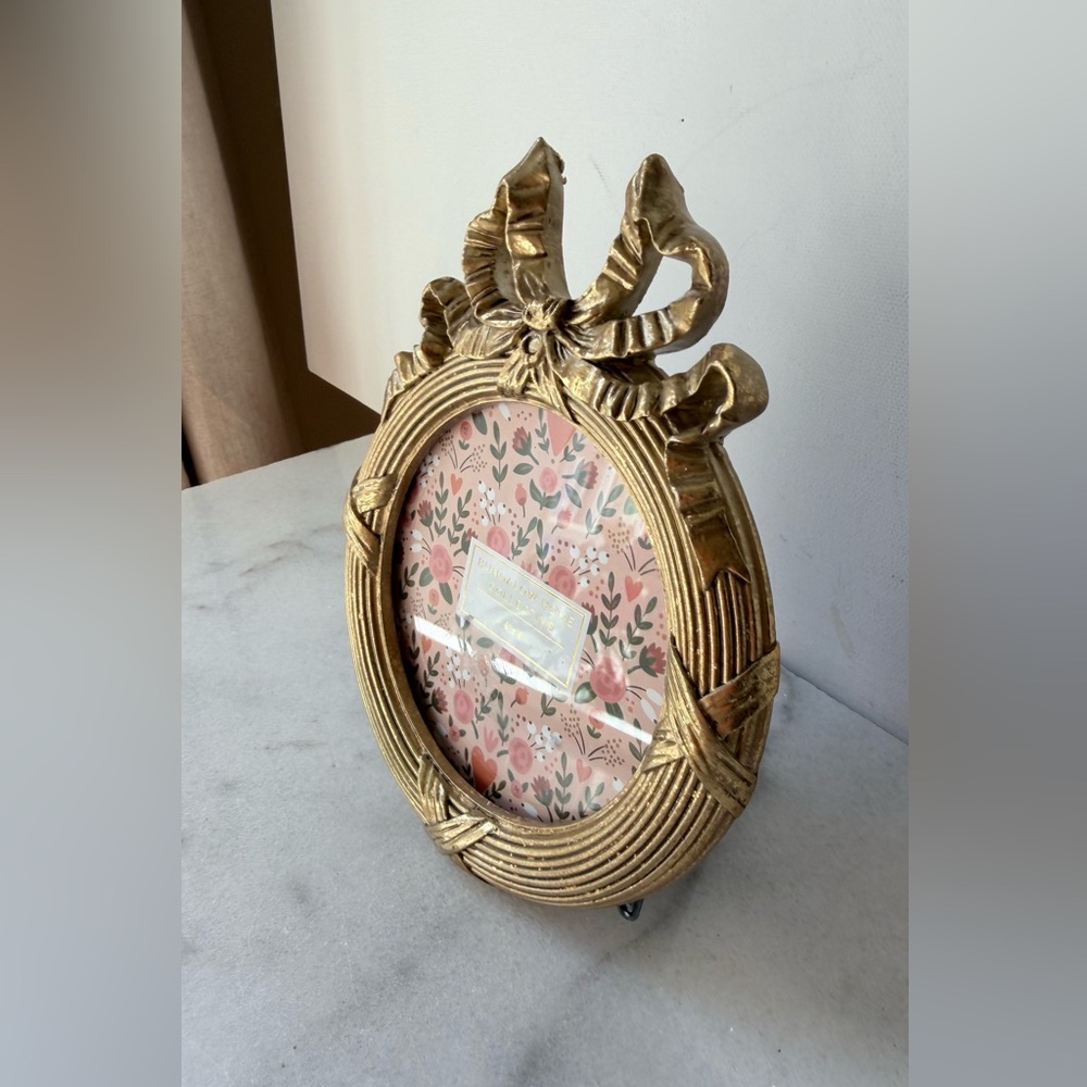 Gold Round Picture Frame ow accent - Picture 5 of 9
